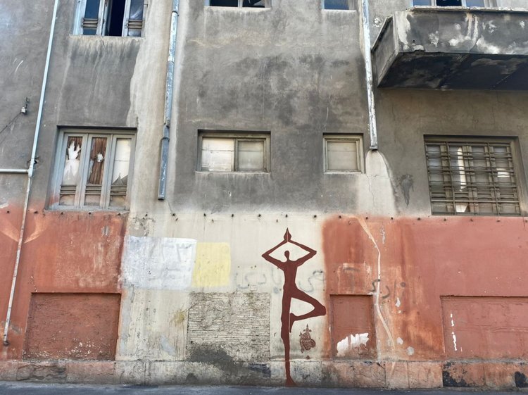 تصاویر | نقاشیهای سرخ و مرموز میرزا حمید در نیویورک | راز استفاده از خاک سرخ در گرافیتیهای بنکسی ایران