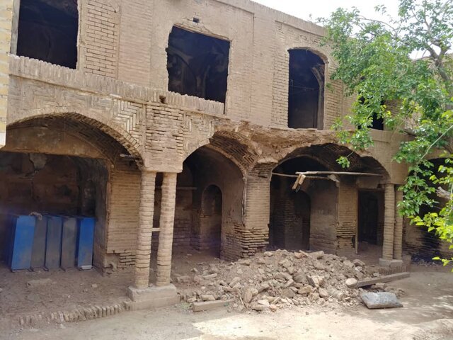 تصاویر | کاروانسرای قاجاری تخریب شد | ساخت پاساژ در قلب بافت تاریخی کرمان | دادگاه به ادامه ساخت پروژه رای داد