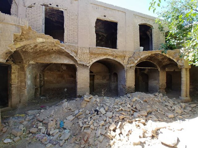 تصاویر | کاروانسرای قاجاری تخریب شد | ساخت پاساژ در قلب بافت تاریخی کرمان | دادگاه به ادامه ساخت پروژه رای داد