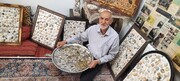 مردی با یک سینی پر از سکه‌های قدیمی و عتیقه |  از خرچنگ تا مار پیتون در خانه حاج حسین!