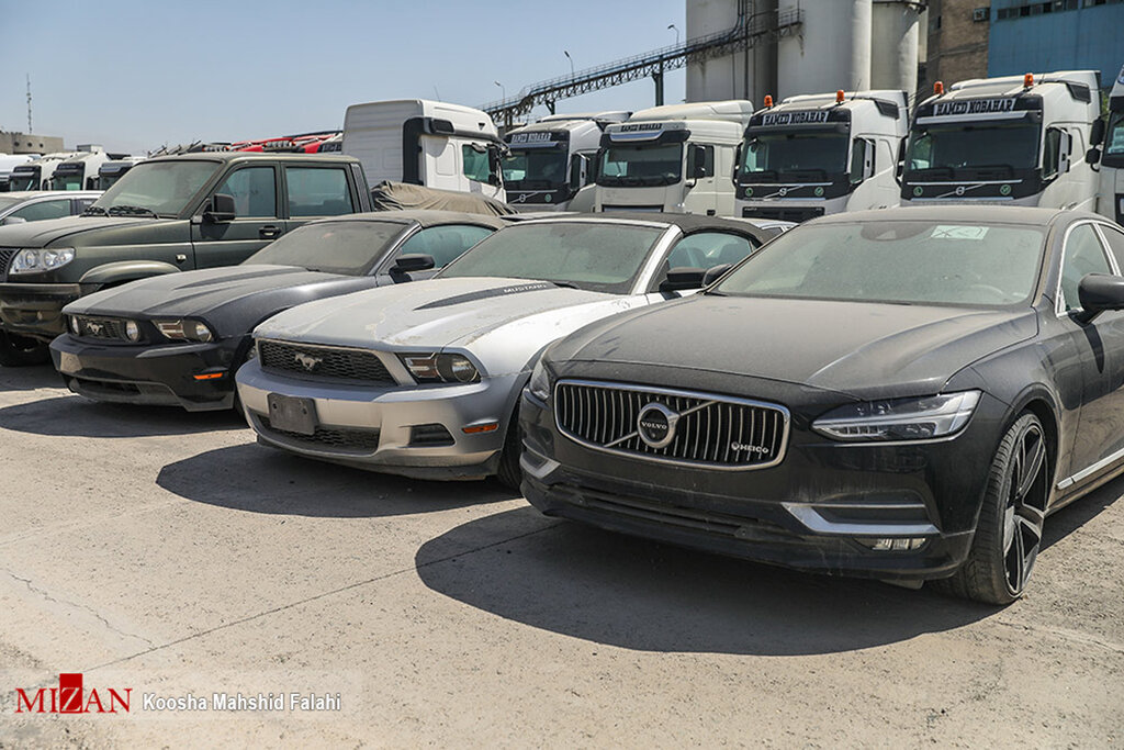 تصاویر خودروهای لاکچری در گمرک تهران؛ از فورد موستانگ تا بنز و بی ام و | دستورهای مهم دادستان تهران