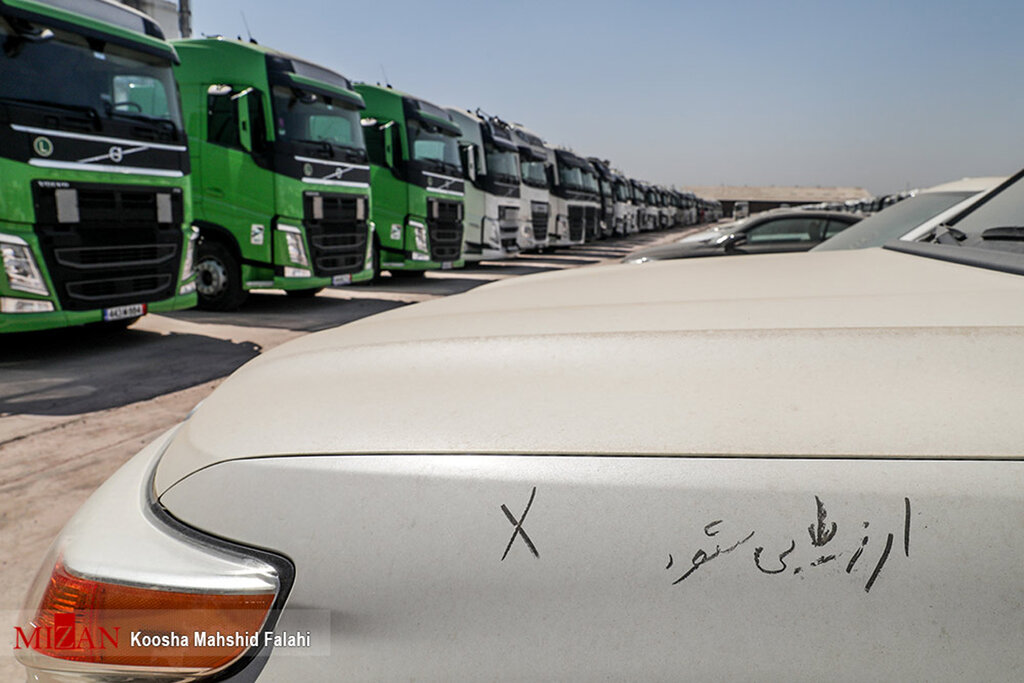 تصاویر خودروهای لاکچری در گمرک تهران؛ از فورد موستانگ تا بنز و بی ام و | دستورهای مهم دادستان تهران