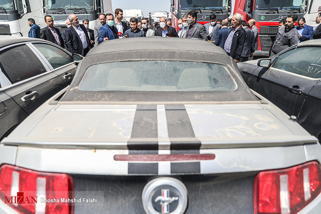 تصاویر خودروهای لاکچری در گمرک تهران؛ از فورد موستانگ تا بنز و بی ام و | دستورهای مهم دادستان تهران
