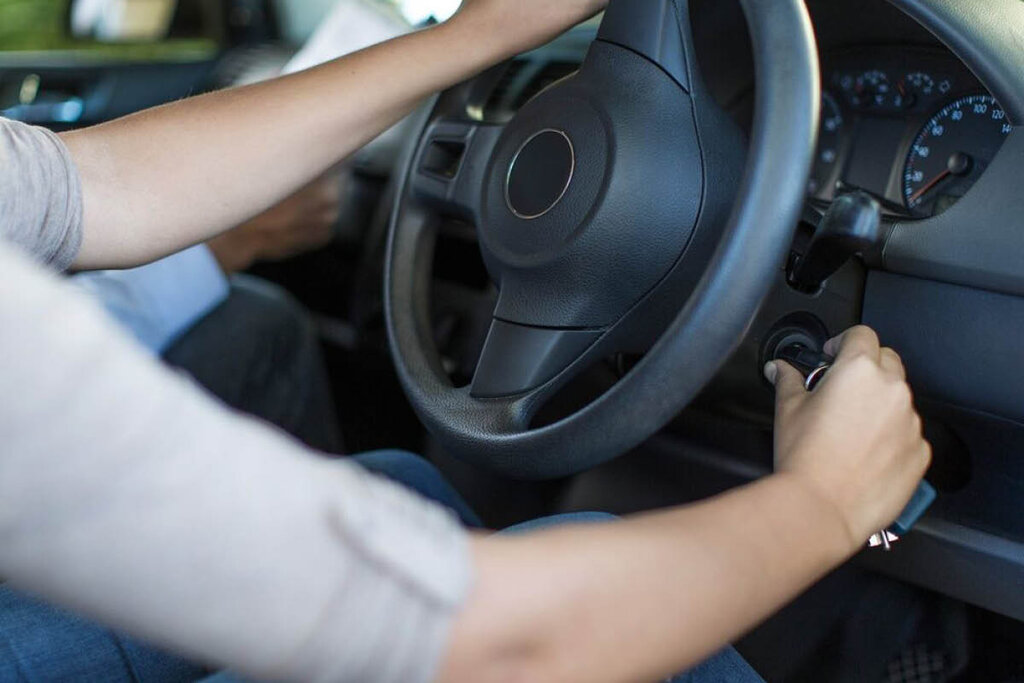 روش درست گرم کردن موتور ماشین در روزهای سرد سال | این کار باعث کاهش عمر موتور خودرو خواهد شد