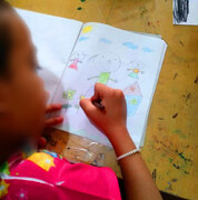 این هنرمند به ۴۰۰ کودک کار نقاشی آموخته است | آنها باور ندارند که می‌توانند یاد بگیرند