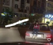 تصاویر بی‌مبالاتی راننده پراید؛ نشاندن دختر روی صندوق عقب هنگام حرکت | واکنش پلیس به ویدئوی جنجالی
