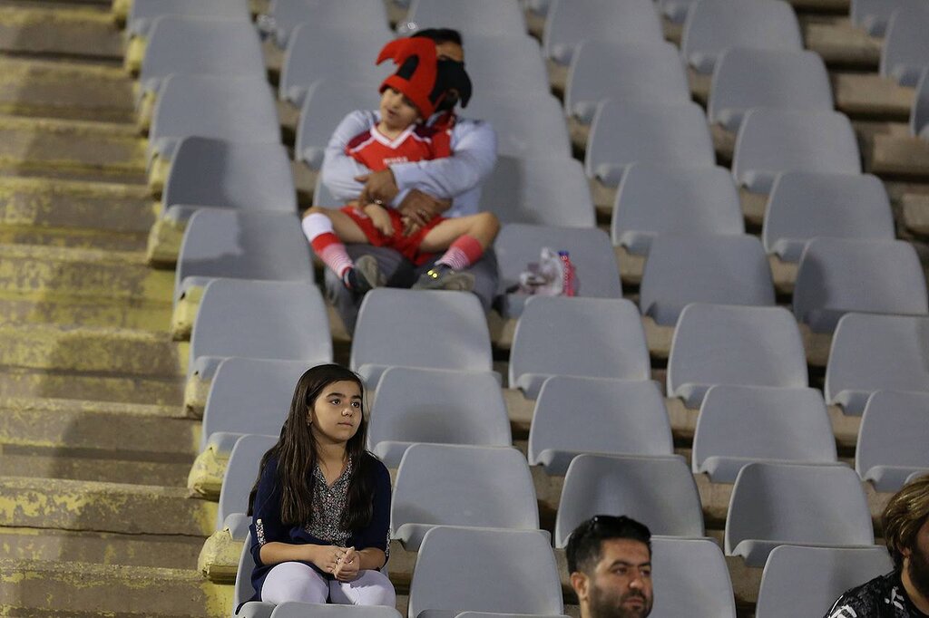 عکس |‌ تنها دختر تماشاگر بازی پرسپولیس |‌ یک نفر روی سکوهای ورزشگاه سوژه شد!