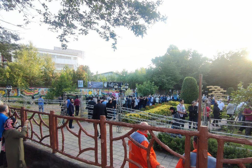 حضور مردم در باغ محتشم رشت برای دفن پیکر ابتهاج