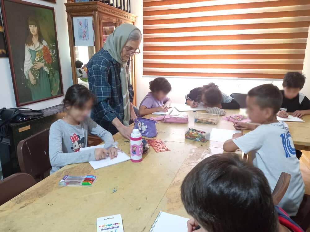 پای صحبت هنرمندی که به ۴۰۰ کودک کار نقاشی آموخته | آنها باور ندارند که می‌توانند یاد بگیرند
