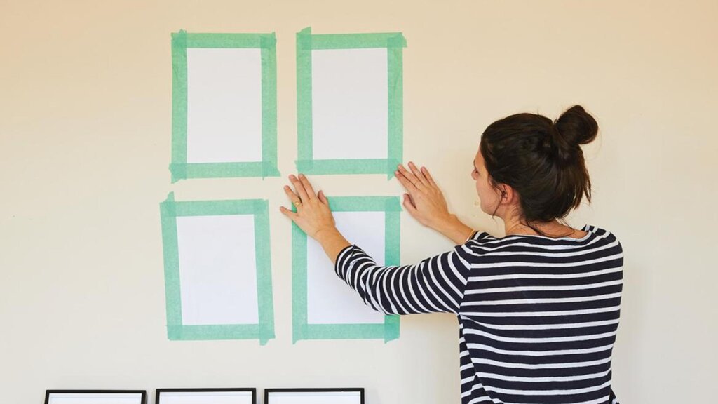 ترفندهای چیدمان قاب عکس روی دیوار | چگونه مجموعه چندتایی از قاب ها روی دیوار اتاق خواب نصب کنیم؟