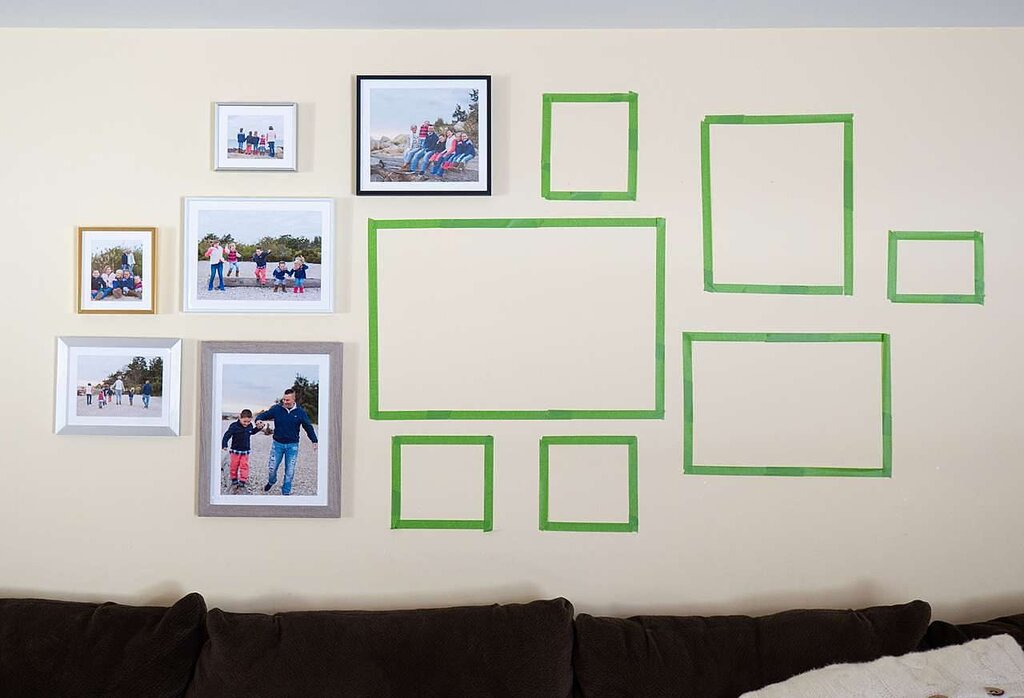 ترفندهای چیدمان قاب‎ عکس روی دیوار | چگونه مجموعه‌ چندتایی از قاب‌ ها روی دیوار اتاق خواب نصب کنیم؟