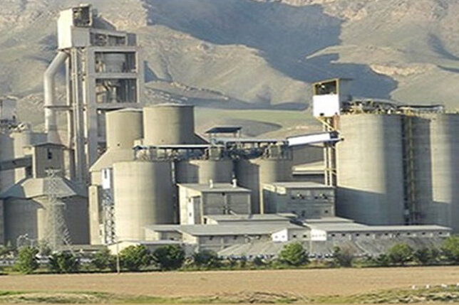 ببینید | کارخانه سیمان تهران شبانه کار می کند! | ساکن شهرستان ری: مسئولان به فکر ریه مردم نیستند کارخانه سیمان
