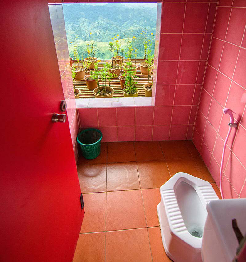 عجیب‌ترین توالت‌های عمومی جهان را ببینید | این مکان ترسناک را زودتر ترک کنید