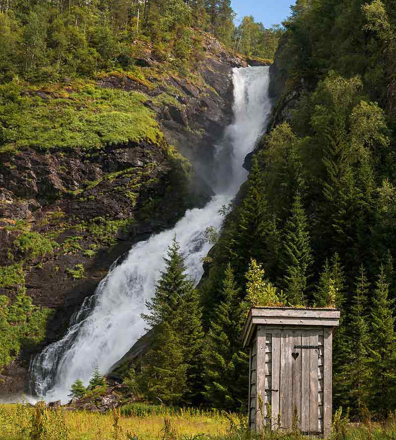 عجیبترین توالتهای عمومی جهان را ببینید | این مکان ترسناک را زودتر ترک کنید