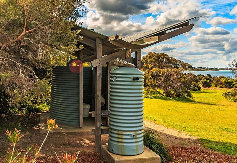 عجیبترین توالتهای عمومی جهان را ببینید | این مکان ترسناک را زودتر ترک کنید