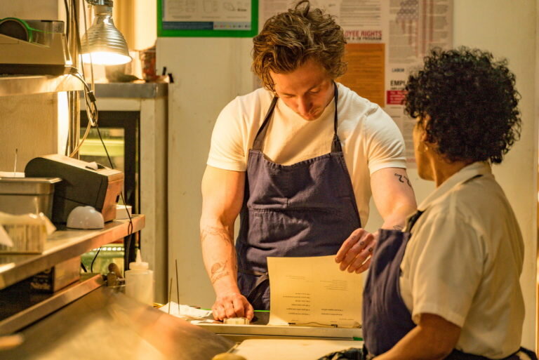 محبوبترین و پربینندهترین سریالهای سال ۲۰۲۲ | از کمدی جنایی سلنا گومز تا چیزهای عجیب