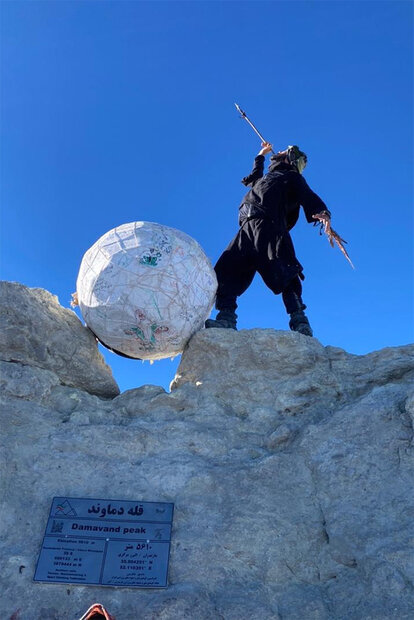  نمایشی که روی قله دماوند اجرا شد! | یاسر خاسب آرزوهای مردم را بالای کوه برد