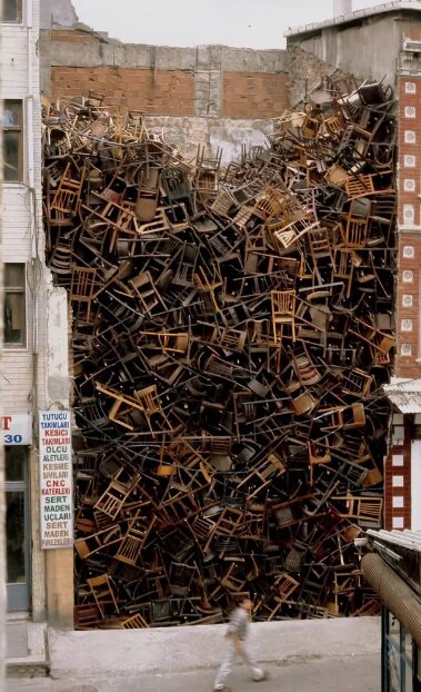 تصاویر عجیب ۱۵۰۰ صندلی تلنبار شده در استانبول در شکاف دو ساختمان | صندلی‌های پرمعنا  در شهری که غرب و شرق را به هم وصل می‌کند