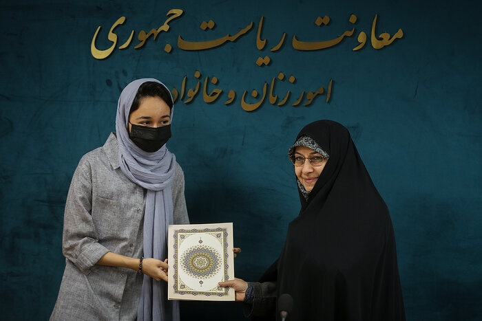 دختران را در مشکلات پیش رو حمایت میکنیم