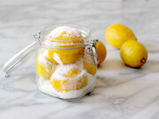 مصرف زیاد لیمو چه بلایی سر بدنمان می‌آورد | چه زمانی لیمو ترش را با نمک مصرف کنیم؟