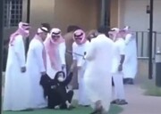 ببینید؛ افشای ویدئوهایی از حمله وحشیانه نیروهای امنیتی سعودی به دختران یتیم‌ | واکنش کاربران | دلیل این تعرض چیست؟