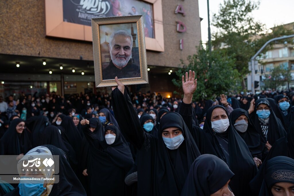 « تجمع شیرازیها در واکنش به هتاکی دو زن بدحجاب به خانواده شهید خادم ...