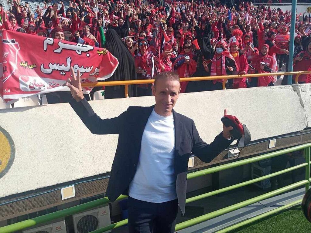 عکس| اولین عکس یادگاری یحیی با بانوان پرسپولیسی در آزادی | ازدحام هواداران زن باعث باز شدن درهای ورزشگاه شد