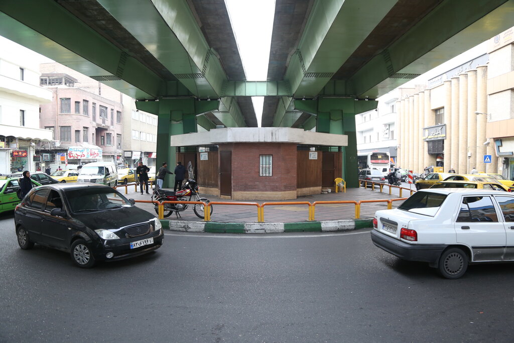 بحران توالت‌های عمومی در خیابان‌های تهران | دسترسی به توالت در پایتخت، یک هشتم استاندارد جهانی|بیشترین و کمترین سرویس در کدام مناطق است؟