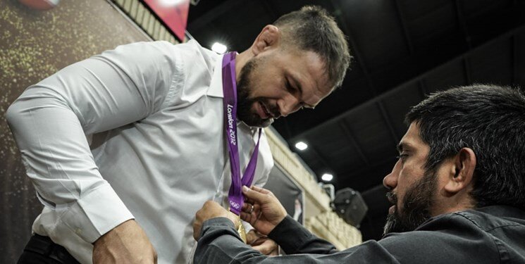 عکس | اهدای طلای جنجالی المپیک بعد از ۱۰ سال به کشتیگیر ایرانی