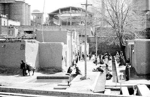تصاویری از رخت شستن پایتخت‌نشینان کنار جوی قنات | شیر فشاری چه زمانی به تهران آمد؟