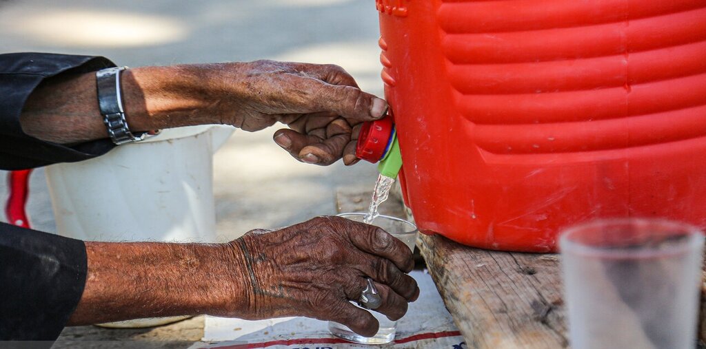 تصاویر متفاوتترین موکب پیاده روی اربعین ۱۴۰۱ | موکب تک نفره حاج کاظم ؛ روایت پیرمردی که کنار فرات، سقا بود
