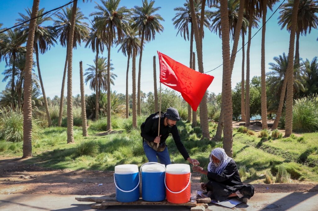 تصاویر متفاوتترین موکب پیاده روی اربعین ۱۴۰۱ | موکب تک نفره حاج کاظم ؛ روایت پیرمردی که کنار فرات، سقا بود