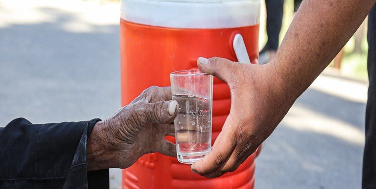 تصاویر متفاوتترین موکب پیاده روی اربعین ۱۴۰۱ | موکب تک نفره حاج کاظم ؛ روایت پیرمردی که کنار فرات، سقا بود موکب حاج کاظم - اربعین