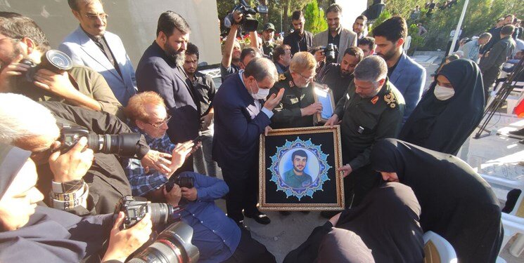 تصاویر | تجلیل محسن رضایی از مادر شهید محمود کاوه | ابراز ارادت سردار به مادر شهید