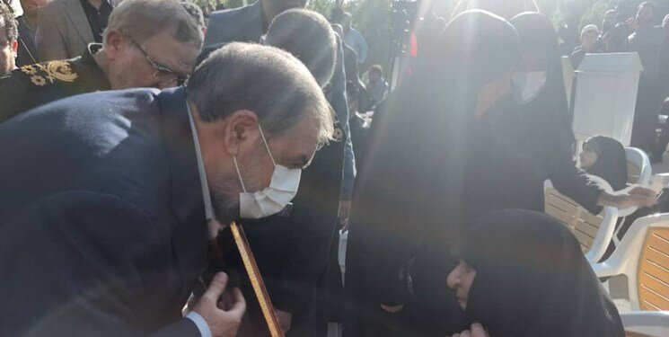 تصاویر | تجلیل محسن رضایی از مادر شهید محمود کاوه | ابراز ارادت سردار به مادر شهید