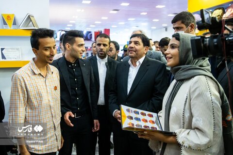 بازدید مخبر از نمایشگاه نوشت افزار ایرانی
