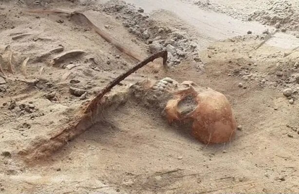 کشف بقایای اسکلت یک خون‌ آشام زن | تصاویر ترسناک و علت دفن غیرمعمول جسد