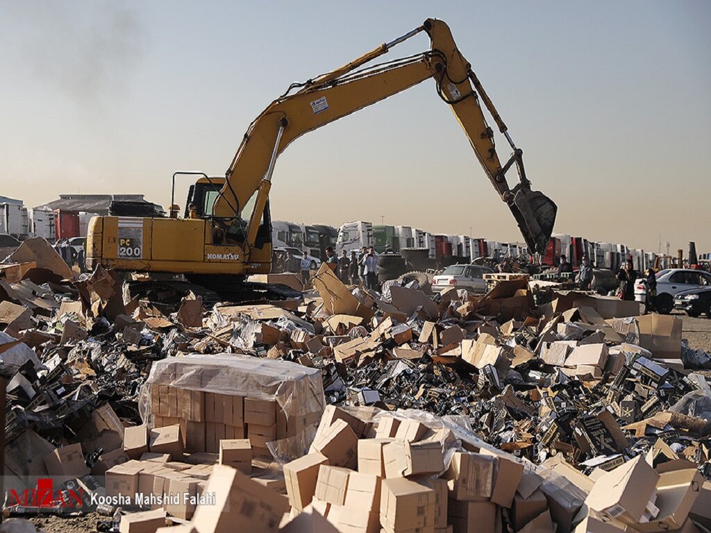 تصاویر امحای ۱۵۰۰ تن کالای منقضی شده | تکلیف برخورد با مدیران سهل انگار؛ اظهارات دادستان