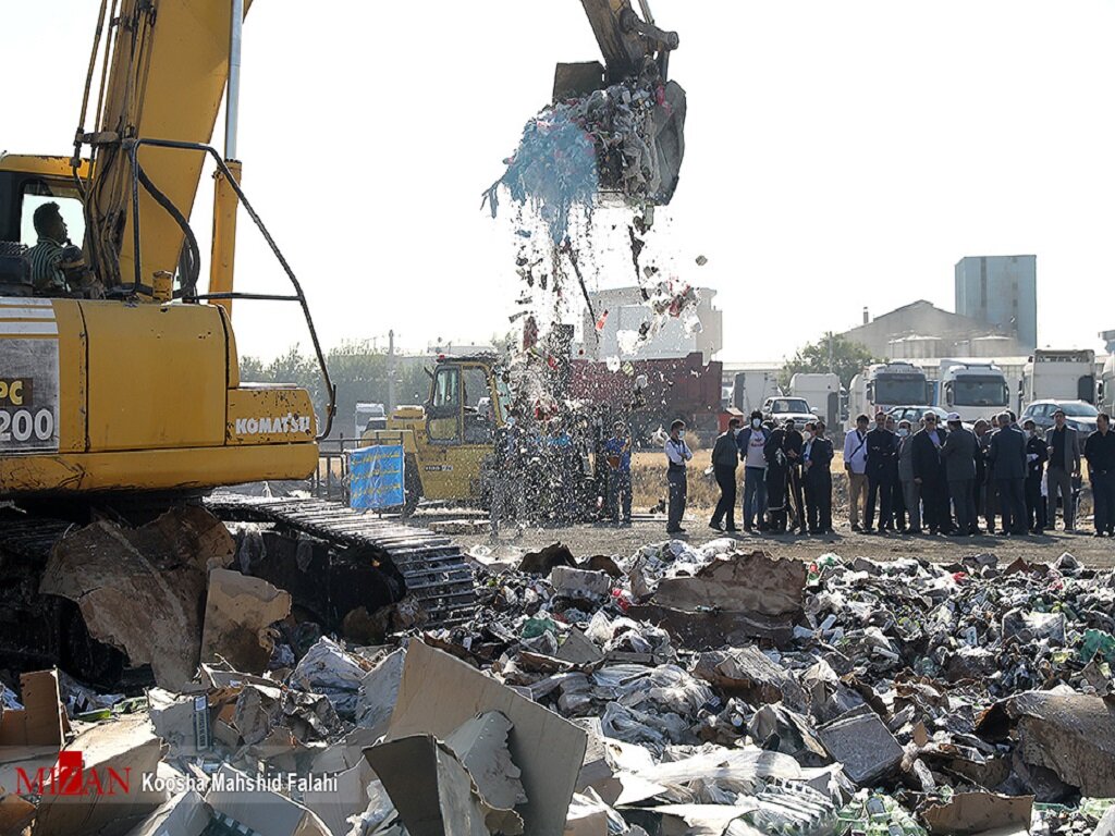 تصاویر امحای ۱۵۰۰ تن کالای منقضی شده | تکلیف برخورد با مدیران سهل انگار؛ اظهارات دادستان