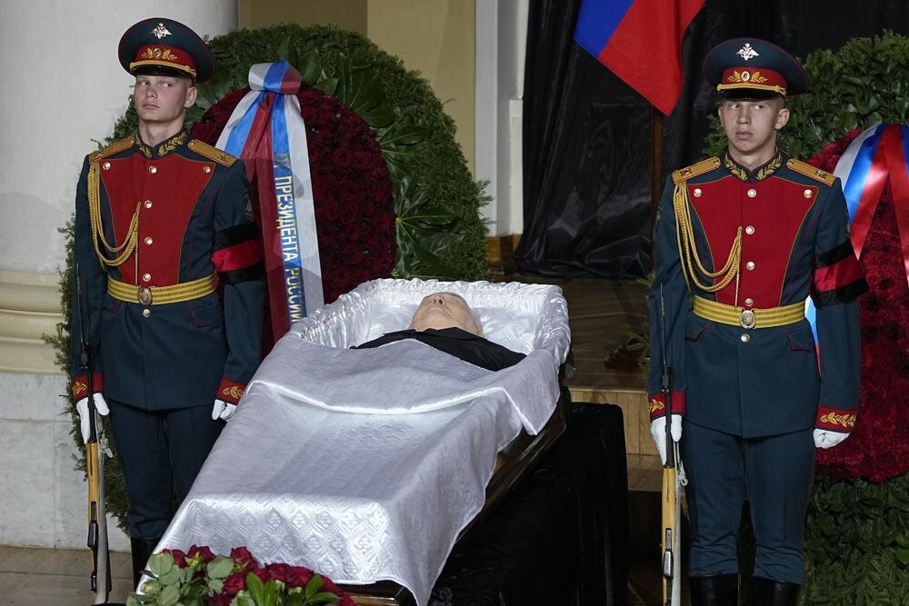 آخرین رهبر شوروی پس از تشییع در مسکو در غیاب پوتین به خاک سپرده شد