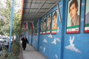 حکایت جاودانه شدن ۸۵ تصویر نقاشی شهید روی یک دیوار | چرا نانوای محله دنبال عکس پرسنلی شهدا بود؟