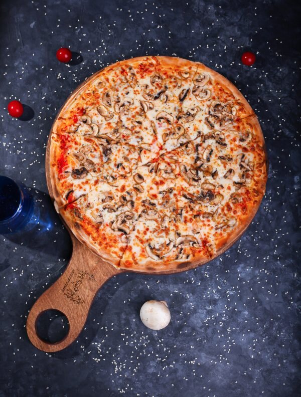 سرو پیتزا لاکچری با پنیر ایتالیایی در سعادتآباد