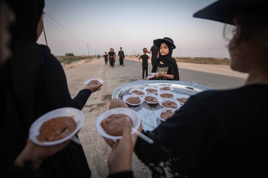 پذیرایی کودکان از زائرین پیاده روی اربعین حسینی پذیرایی کودکان از زائرین پیاده روی اربعین حسینی