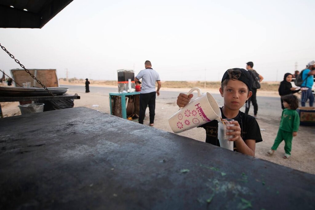 پذیرایی کودکان از زائرین پیاده روی اربعین حسینی
