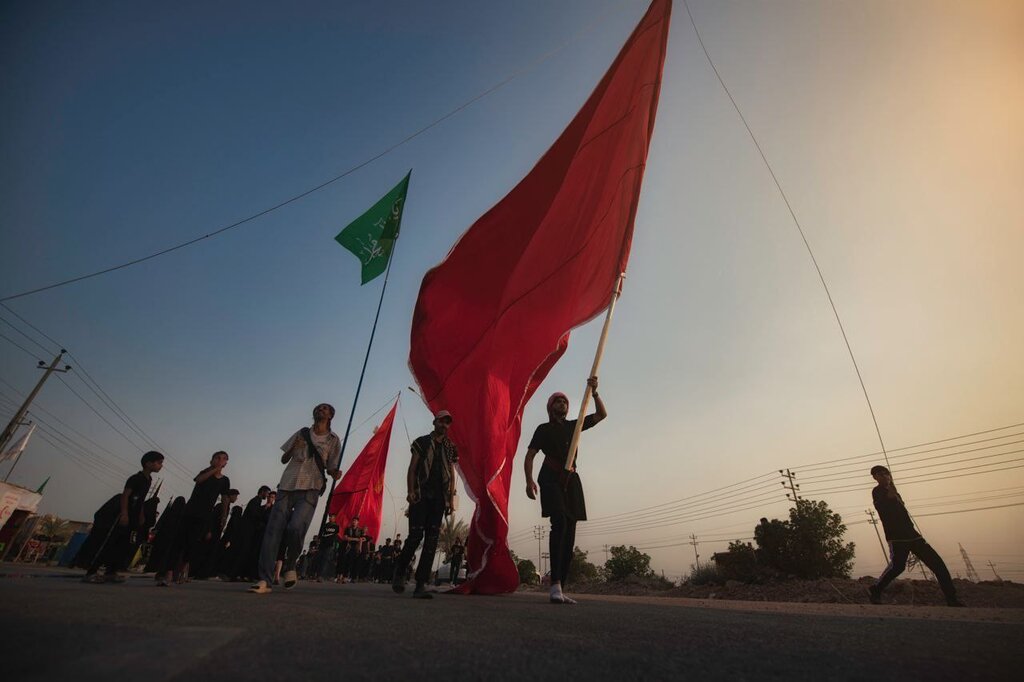 پذیرایی کودکان از زائرین پیاده روی اربعین حسینی پذیرایی کودکان از زائرین پیاده روی اربعین حسینی