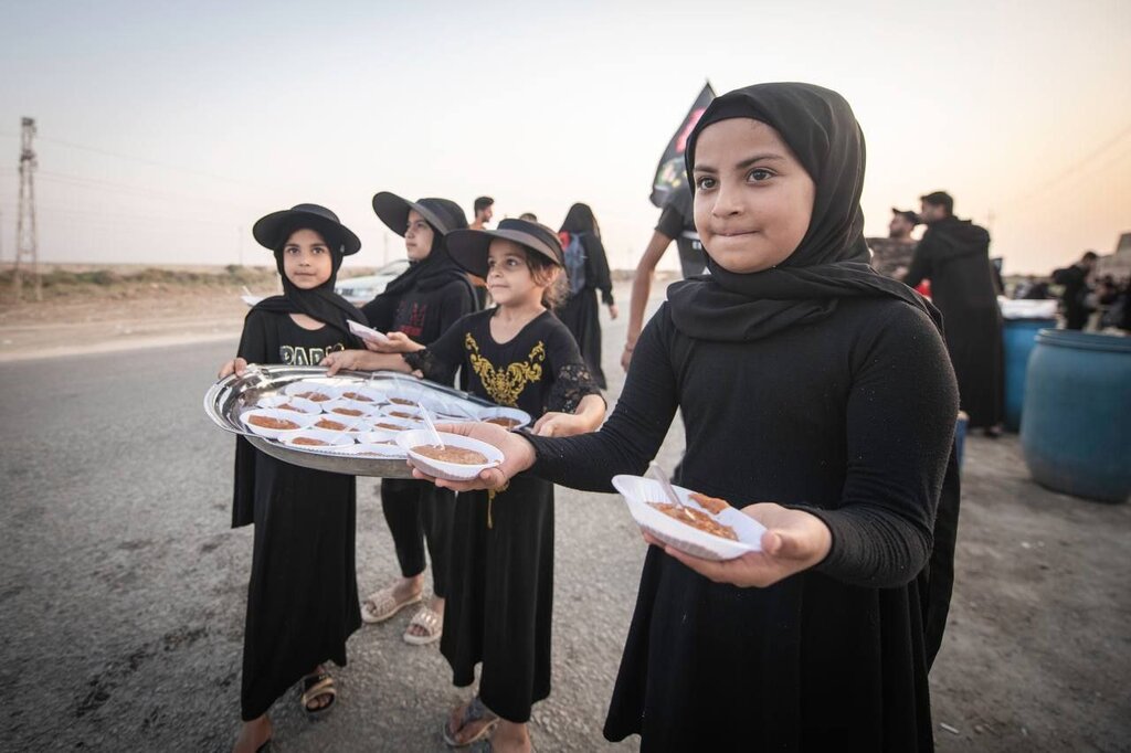 پذیرایی کودکان از زائرین پیاده روی اربعین حسینی پذیرایی کودکان از زائرین پیاده روی اربعین حسینی