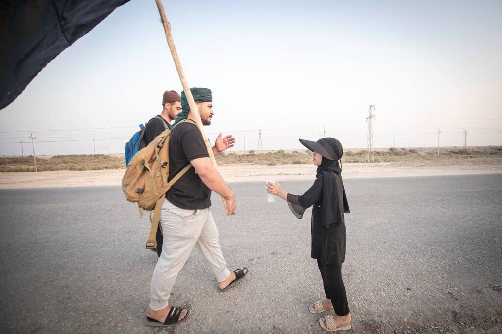 پذیرایی کودکان از زائرین پیاده روی اربعین حسینی پذیرایی کودکان از زائرین پیاده روی اربعین حسینی