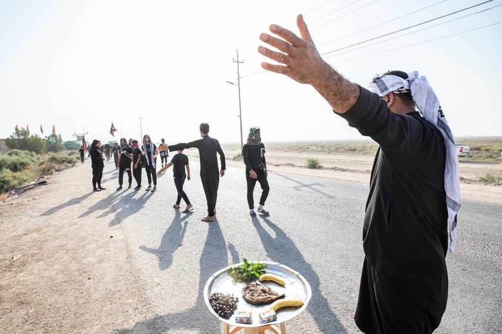 پذیرایی کودکان از زائرین پیاده روی اربعین حسینی پذیرایی کودکان از زائرین پیاده روی اربعین حسینی