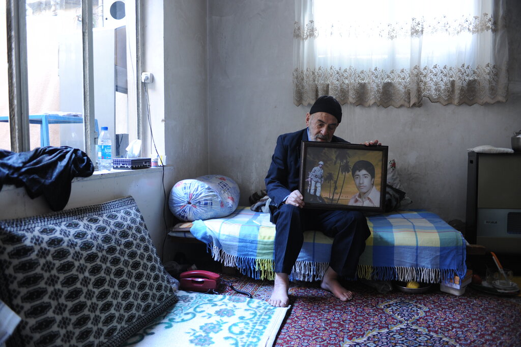 حکایت جاودانه شدن ۸۵ تصویر نقاشی شهید روی یک دیوار | چرا نانوای محله دنبال عکس پرسنلی شهدا بود؟