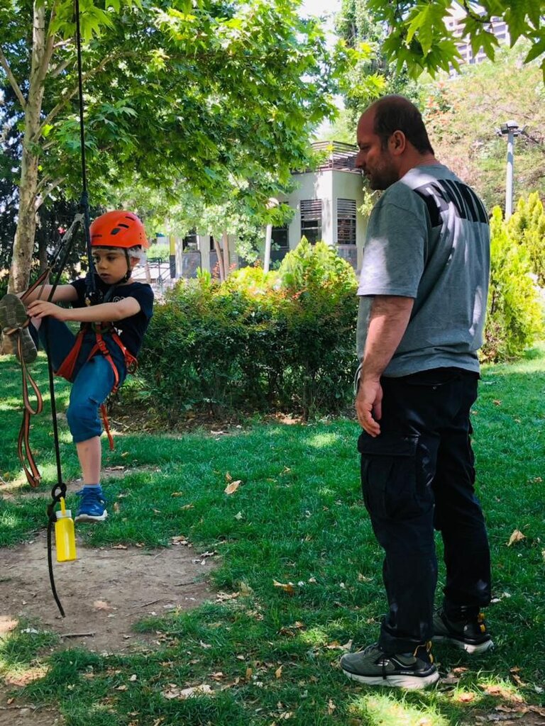 درختنوردی هیجانانگیز کودکان پایتخت | مدرنترین ورزش بچههای تهران را ببینید